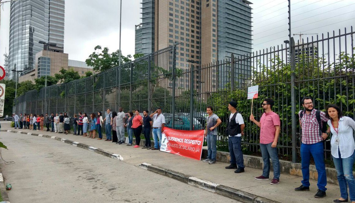 Profissionais da TV Globo São Paulo estão sem reajuste salarial desde o ano passado; eles reclamam que a emissora quer conceder aumento de 6% referente a 2015, ano em que a inflação ficou acima de 10%, e 6,5% para 2016; verbas publicitárias aumentaram significativamente para a emissora após a posse de Michel Temer e o golpe contra Dilma apoiado pela empresa