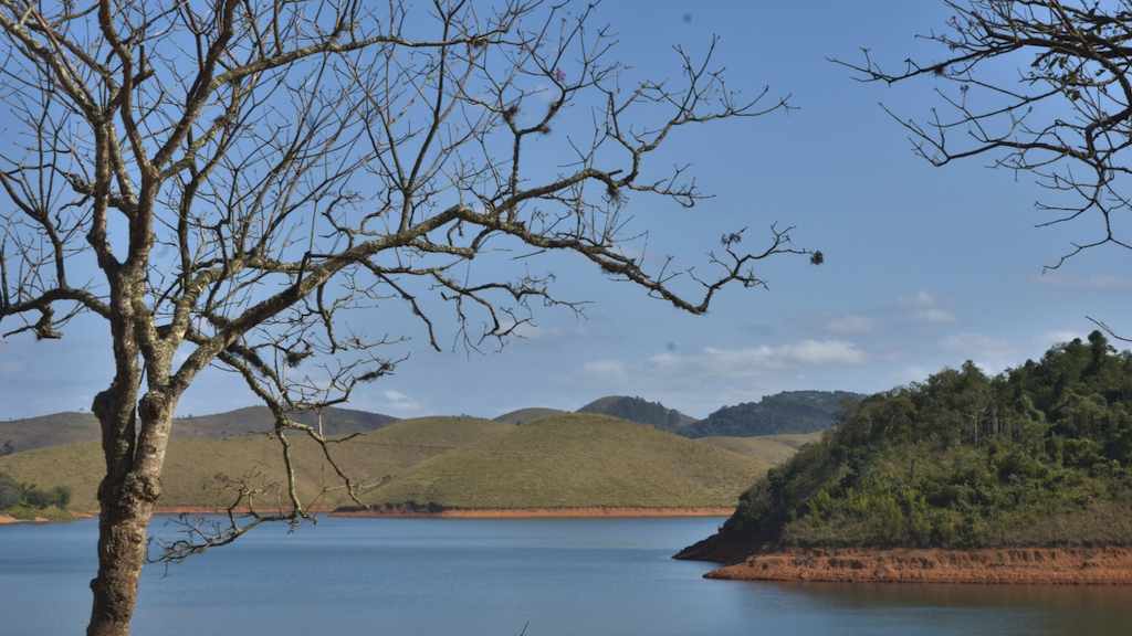 A Companhia de Saneamento Ambiental do Distrito Federal (Caesb) vai reduzir a partir desta quarta-feira (23) a pressão nas redes de abastecimento de água do Distrito Federal, para tentar controlar a crise hídrica; medida foi adotada para diminuir o consumo de água do reservatório do Descoberto, que se encontra abaixo do nível crítico de 20%; abastecimento será reduzido de 9h às 17h e volta ao normal nas demais horas, para que as caixas d'água das residências possam ter água suficiente para o uso cotidiano