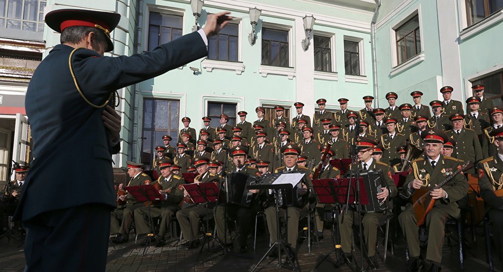 Fundado durante a União Soviética, o Ensemble Alexandrov — cujos coristas morreram hoje na queda do avião russo Tu-154 — ganhou notoriedade em toda a Europa em 2009, durante o Eurovision Song Festival realizado em Moscou durante o intervalo da primeira semi-final; apresentação foi bastante elogiada e simbolizou o investimento russo em educação e cultura; na abertura das Olimpíadas de Inverno de Sochi, em 2014, eles apresentaram o hit mundial "Get Lucky", do Daft Punk; assista