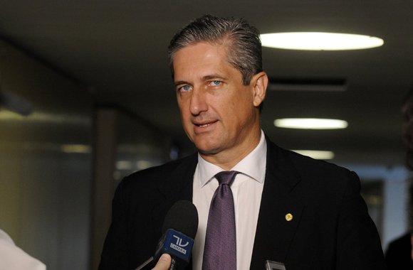Ao sair de reunião com Michel Temer e ministros nesta noite, o deputado Rogério Rosso (líder do SD na Câmara) disse que o encontro foi marcado para fazer os últimos ajustes em um pacote de medidas econômicas a serem lançadas nesta semana; segundo Rosso, o pacote terá medidas para reativar a economia "de forma imediata", com geração de emprego e de renda; "O presidente vai chamar a equipe econômica hoje à noite para os últimos detalhes de um pacote econômico. A prioridade é o ajuste fiscal", disse o parlamentar