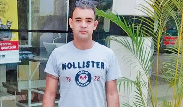 O Itamaraty está fazendo contatos nas Bahamas para tentar descobrir o paradeiro de um grupo de 19 brasileiros que tentava entrar ilegalmente nos Estados Unidos pelo mar; grupo está desaparecido desde o dia 6 de novembro; segundo relatos de familiares ao Ministério das Relações Exteriores, eles teriam deixado as Bahamas e tentado fazer uma travessia de barco em direção a Miami; entre os desaparecidos estariam Renato Soares, de Sardoá (MG)