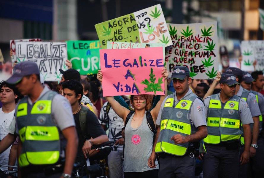 Em editorial publicado neste domingo, a Folha de S. Paulo defende a legalização das drogas como saída para a crise do sistema carcerário no País; "Justifica-se porque os trilhões de dólares que o mundo já gastou na repressão não diminuíram a demanda nem a oferta. A proibição, aliás, aproveita aos traficantes, pois encarece a droga; por outro lado, a produção e a venda, se controladas e taxadas, gerariam verbas para prevenção e tratamento", diz o texto