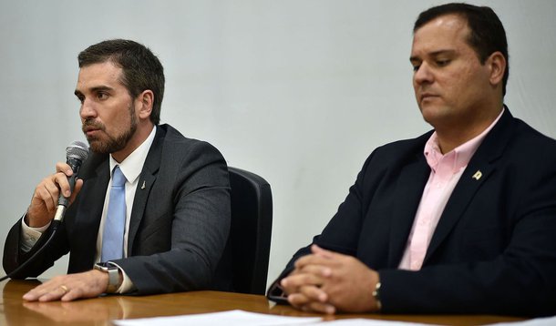 O secretário de Saúde, Humberto Fonseca, anunciou, em entrevista coletiva, o primeiro óbito por febre amarela em Brasília desde 2015; ele garantiu que todas as providências foram tomadas para que não haja risco de propagação da doença no Distrito Federal; a vítima, um homem de 40 anos, foi infectada em Januária (MG) e veio a Brasília na segunda-feira (16), de ônibus, visitar o irmão; segundo Fonseca, “a população pode ficar absolutamente tranquila” quanto às medidas adotadas; “Vacinamos 191 mil pessoas até outubro de 2016 e vamos fechar os números do ano com mais de 95% de cobertura”, observou