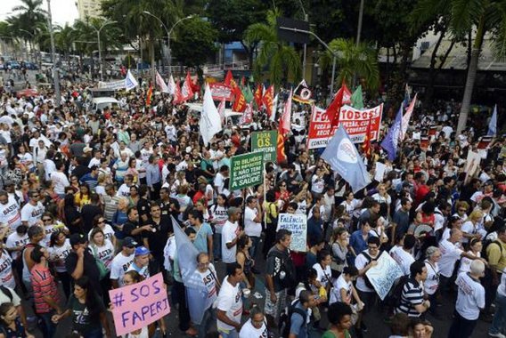 A maioria dos servidores do estado do Rio de Janeiro terá o salário de novembro pago em até nove parcelas, sendo que neste ano serão pagas apenas duas. A primeira será paga na próxima sexta-feira (23) e a segunda no dia 29 de dezembro. O calendário só será cumprido se não houver bloqueios das contas do estado
 