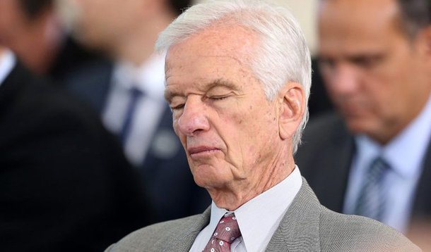 As medidas apresentadas por Michel Temer na primeira reunião de seu Conselhão, que aconteceu ontem em Brasília, fizeram Jorge Paulo Lemann, maior empresário do Brasil e dono de uma fortuna de US$ 30 bilhões, cochilar durante uma boa parte do tempo; nem o fato de ter se deslocado da Suíça em seu jatinho particular apenas para a reunião parece ter conseguido manter o magnata acordado para ouvir o que foi anunciado