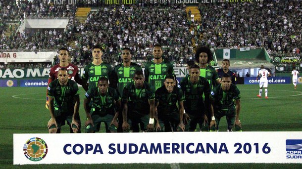 Nestes tempos temerosos, de nascente ditadura, tínhamos poucos motivos para sonhar. Um desses sonhos atendia pelo nome de Chapecoense