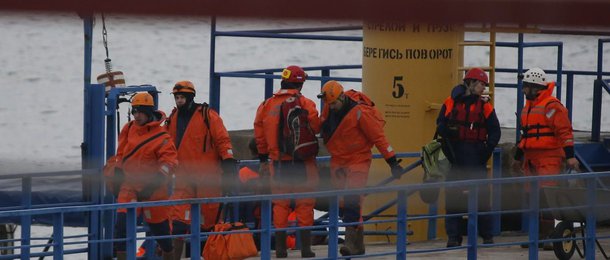 Vários destroços da aeronave russa Tupolev-155, que caiu no mar Negro com 92 pessoas a bordo no domingo, foram encontrados nesta segunda-feira, de acordo com o Ministério Russo de Emergência; em torno de 150 fragmentos foram localizados a 27 metros de profundidade, a cerca de mil milhas da costa, segundo Rimma Thernova, porta-voz da equipe de resgate baseada na estação balneária de Sotchi, um resort russo no Mar Negro