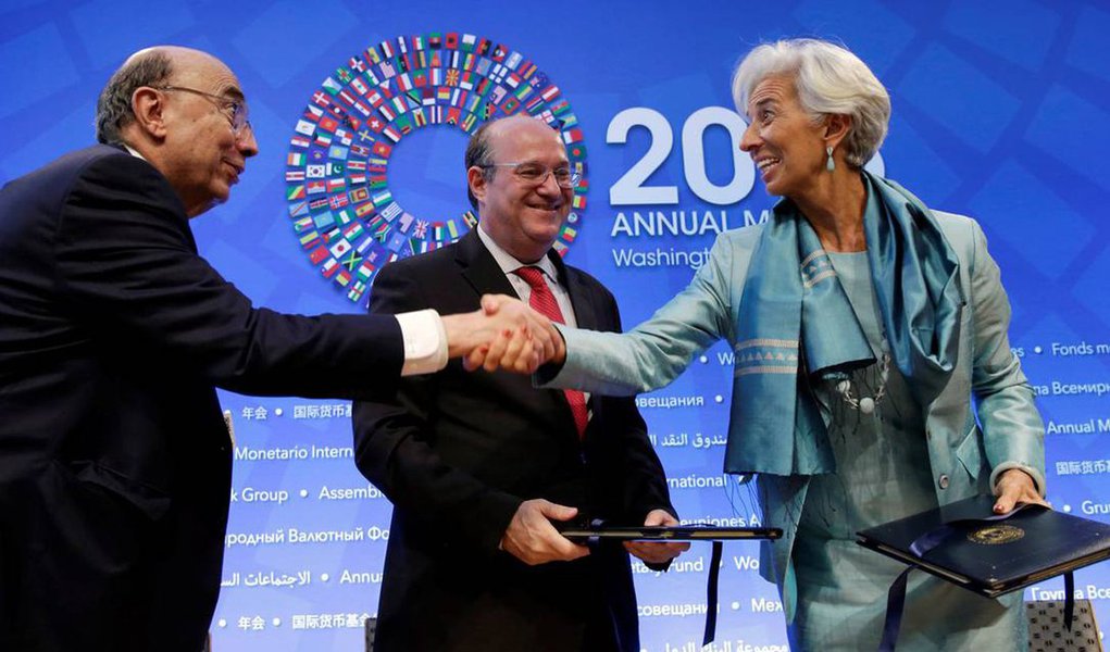 Após ouvir o ministro da Fazenda brasileiro, Henrique Meirelles, defender a necessidade de adotar amargas reformas, como o governo Michel Temer tem feito no país, a presidenta do FMI (Fundo Monetário Internacional), Christine Lagarde, afirmou nesta quarta-feira (18) que a prioridade das políticas econômicas precisa ser o combate à desigualdade social.