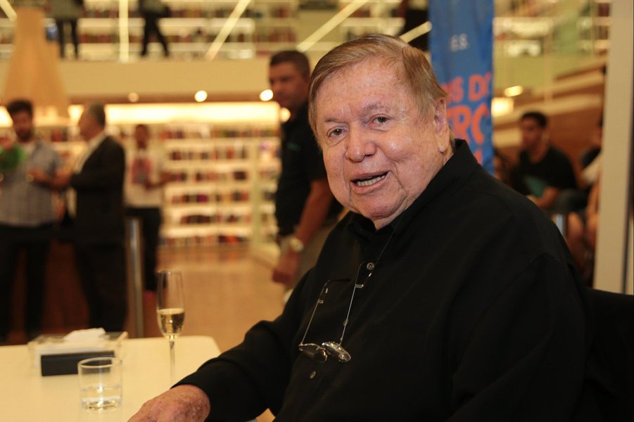 Não tinha como alguém que trabalhou a vida toda com Roberto Marinho receber ordens de um jejuno na política. E ainda por cima ter que enfrentar protestos populares (por ter sido da Globo) e ter que se virar para fazer uma grande gestão com a merreca de verba da Cultura. Boni não precisa desse fracasso.