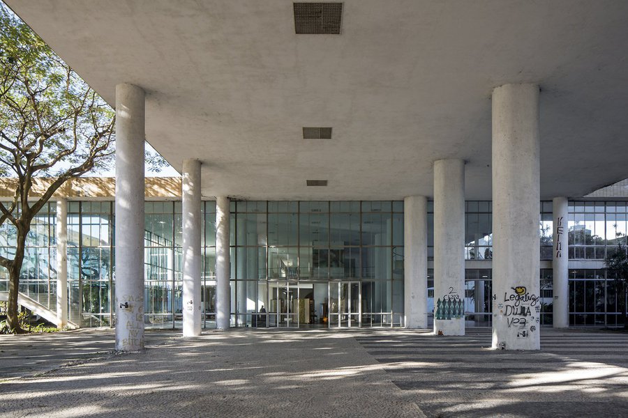 Uma das principais escolas de arquitetura e urbanismo do Brasil, a FAU, da UFRJ, decidiu não abrir turmas em 2017, em razão do sucateamento das universidades federais; "Solicitamos mais uma vez todo o empenho da comunidade FAU na diligência e no esforço de finalizarmos o período de 2016 e trabalharmos, em conjunto, para a construção de uma luta de resgate da qualidade de nosso curso e de nossos espaços de aula no próximo período, UNIDOS numa decisão difícil, mas necessária", diz a carta da direção