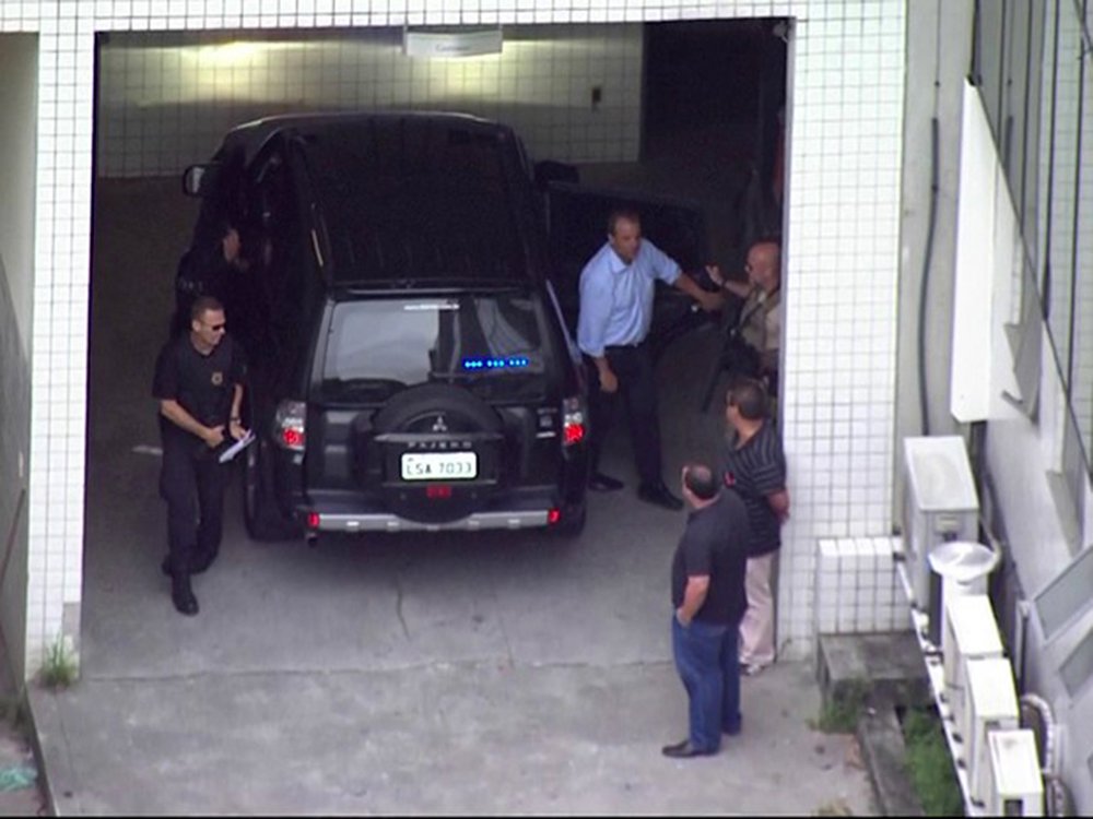 Ex-governador do Rio Sérgio Cabral Filho foi vaiado ao deixar nesta tarde a sede da Polícia Federal rumo ao IML, para fazer exames de corpo de delito; preso no início da manhã por suspeita de receber milhões em propina de empreiteiras, Cabaral é alvo da operação Calicute, da Polícia Federal e Ministério Público Federal que apura desvios em obras do governo estadual. O prejuízo é estimado em mais de R$ 220 milhões; procurador Lauro Coelho Junior disse que a propina exigida pelo ex-governador era de 5% por obra, mais 1% da chamada "taxa de oxigênio", que ia para a secretaria de Obras do governo, então comandada por Hudson Braga