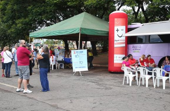 Em alusão ao Dia Internacional da Luta Contra a Aids, lembrado na próxima quinta-feira (1º), Brasília recebe a partir de domingo (27) diversas atividades com o objetivo de prevenir e acelerar o diagnóstico da doença; de acordo com coordenador de Diversidade LGBT [Lésbicas, Gays, Bissexuais, Travestis e Transexuais] da Secretaria de Trabalho, Desenvolvimento Social, Mulheres, Igualdade Racial e Direitos Humanos do Distrito Federal, Flávio Brebis, a proposta é oferecer à população testes rápidos, preservativos e informativos ao longo de todo o dia de hoje; haverá ainda feira de artesanato com peças produzidas por pessoas que vivem com HIV
