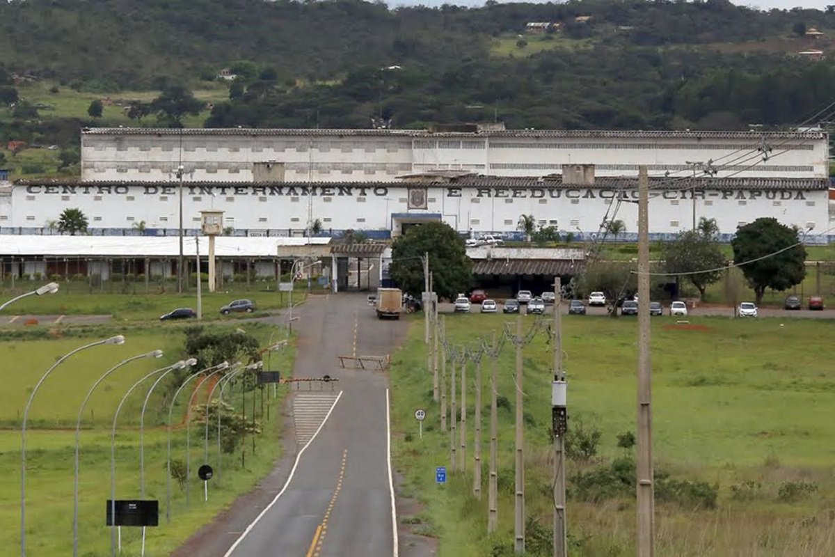 A Secretaria da Segurança Pública e da Paz Social do Distrito Federal informou hoje (29) que 1.463 detentos devem ser liberados para a saída especial ou saidão de Ano-Novo amanhã (30), a partir das 7h. O retorno dos internos está marcado para segunda-feira (2) às 10 horas, à exceção daqueles que têm trabalho externo e voltarão após o expediente.
 
 