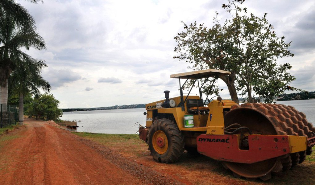 A Procuradoria-Geral do Distrito Federal prepara recurso contra a decisão judicial que suspendeu a construção dos 6,5 quilômetros de ciclovia para ligar os Parques da Asa Delta e Península Sul, na orla do Lago Paranoá; a posição, do juiz Matheus Stamilo Santarelli Zuliani, do TJDFT, data de 29 de dezembro de 2016; o argumento utilizado para frear as intervenções não é inédito; em 22 de agosto de 2016, determinação da Vara de Meio Ambiente do tribunal paralisou o andamento