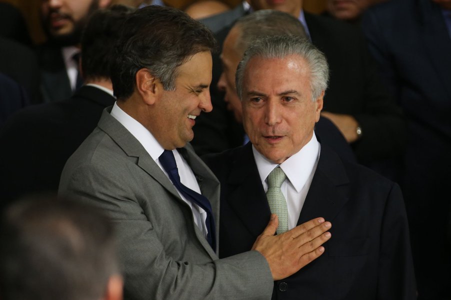 "Renan Calheiros sabe o que faz quando insiste com Temer para fortalecer o PSDB em seu governo. Há mais gente na coalisão do golpe colecionando sinais de que o partido desistiu de Temer e pretende derrubar a “pinguela” e eleger indiretamente FHC para um mandato tampão de “conciliação nacional” no ano que vem. Estes boatos levaram o ex-ministro Marcelo Calero a negar, no Facebook, que tenha agido em sintonia com os tucanos ao detonar Geddel, Padilha e Temer. Aécio Neves, presidente do PSDB, que na crise Geddel foi solidário a Temer e até defendeu que Calero fosse investigado, em conversa com o 247, negou peremptoriamente e reiterou a lealdade tucana a Temer", afirma a jornalista Tereza Cruvinel; "São boatos sem qualquer fundamento", diz o senador