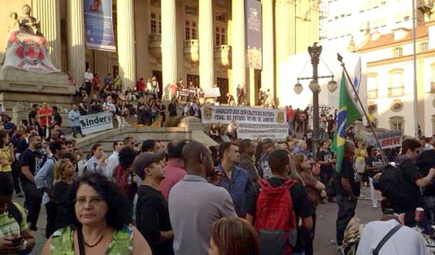 Centenas de servidores públicos estaduais do Rio de Janeiro protestam nesta sexta-feira, 4, em frente à sede da Assembleia Legislativa (Alerj) para contra o pacote de medidas anunciado pelo governador Luiz Fernando Pezão (PMDB); entre as medidas anunciadas estão suspensão de reajustes salariais, aumento das alíquotas de contribuição previdenciária, desconto de 30% dos vencimentos de inativos, fim de programas sociais e extinção de órgãos públicos
