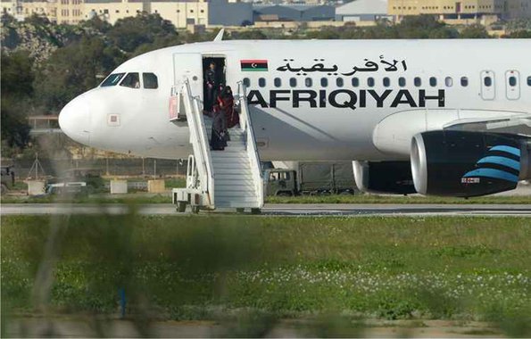 Cerca de 109 passageiros já foram libertados do avião da companhia aérea Afriqiyah Airways que foi sequestrado nesta sexta-feira (23) e desviado para Malta; a aeronave que fazia um voo interno na Líbia estava com 118 pessoas, sendo sete tripulantes, a bordo