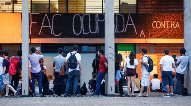 Juiz federal Itagiba Catta Petra determinou nesta segunda-feira, 21, a desocupação da Universidade de Brasília (UnB); magistrado autorizou a atuação da Polícia Federal na desocupação e estabeleceu prazo de 48 horas para os estudantes liberarem a entrada dos prédio; segundo o juiz, "é público e notório que o objetivo do movimento é político"; estudantes protestam contra a PEC 55, que congela por 20 anos os gastos públicos