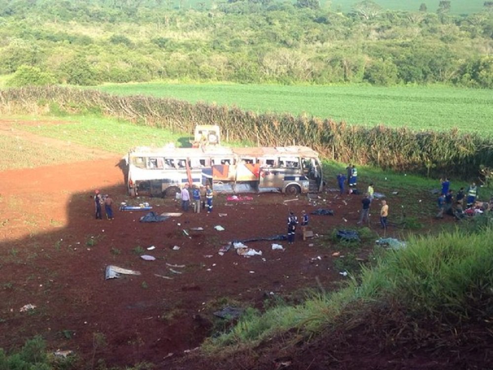 Um acidente com um ônibus que ia de Foz do Iguaçu para Maringá, no Paraná, causou a morte de pelo menos sete pessoas na altura do quilômetro 207 da BR-158, perto de Campo Mourão, na região centro-oeste do estado, na madrugada desta terça-feira; segundo a Polícia Rodoviária Federal, o ônibus, que transportava 41 passageiros, estava em velocidade excessiva ao entrar em uma alça de acesso à rodovia em direção a Maringá; o motorista perdeu o controle do veículo, que tombou em um barranco