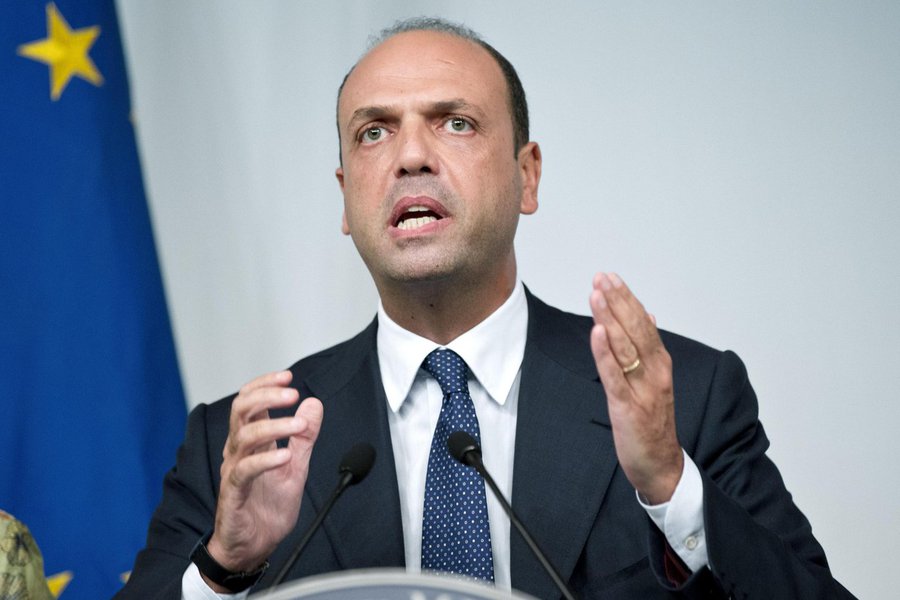 O ministro das Relações Exteriores da Itália, Angelino Alfano (foto), anunciou nesta segunda-feira que levará o tema da imigração e da crise de refugiados ao Conselho de Segurança da ONU, organismo ao qual Roma ingressou como membro não-permanente no último dia 2; "Hoje colocamos os pés no Conselho de Segurança da ONU e inseriremos na agenda mundial de paz e segurança as questões que consideramos prioridade, começando pela crise no Mediterrâneo", disse o chanceler