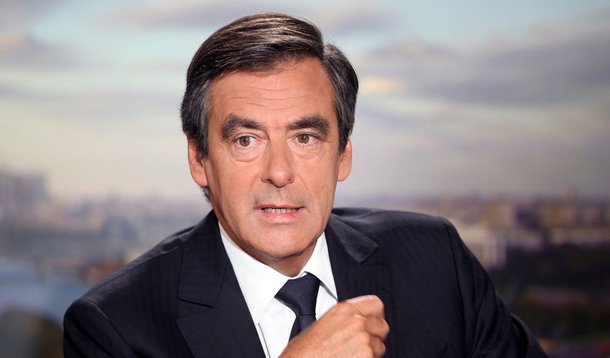Esposa de François Fillon teria recebido como assessora parlamentar sem trabalhar; "Fillon e sua equipe contavam deslanchar a campanha com brilho e entusiasmo no comício de 29 de janeiro, em Paris. Agora tudo ficou sombrio, enquanto a Justiça não terminar a apuração do caso", diz a jornalista Leneide Duarte-Plon; denúncia pode ser fatal à campanha para presidente