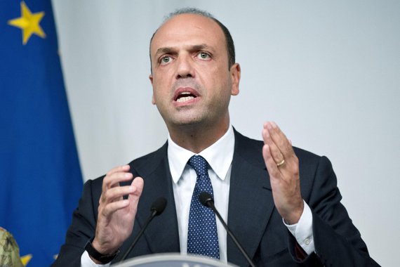 O ministro das Relações Exteriores da Itália, Angelino Alfano (foto), anunciou nesta segunda-feira que levará o tema da imigração e da crise de refugiados ao Conselho de Segurança da ONU, organismo ao qual Roma ingressou como membro não-permanente no último dia 2; "Hoje colocamos os pés no Conselho de Segurança da ONU e inseriremos na agenda mundial de paz e segurança as questões que consideramos prioridade, começando pela crise no Mediterrâneo", disse o chanceler