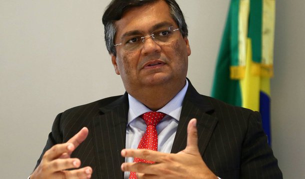 O governador Flávio Dino voltou a se manifestar nas redes sociais em relação à insistência da TV Mirante/oligarquia Sarney de fixar uma pauta infundada sobre aluguéis para desgastar o Governo e antecipar a disputa eleitoral; de acordo com ele, é “deplorável ver uma campanha contra a melhoria dos serviços relativos a crianças e adolescentes infratores. Muito atraso”; o chefe do executivo criticou a politicagem que existe por trás das denúncias existentes em relação à Funac; “Pior ainda ver que se coloca uma política pública relevante em risco, usando discursos de medo e ódio, por politicagem”, criticou. para dar dignidade a esses serviços e assegurar o cumprimento da lei. Há quem ache ‘desperdício’”