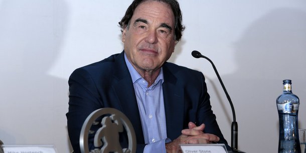 Siretor de cinema Oliver Stone afirmou nesta quarta-feira, 9, que o governo republicano de Donald Trump pode surpreender positivamente; "Ele pode surpreender. Eu tinha mais medo de Hillary Clinton, que é uma conservadora intervencionista e votou a favor de guerras. Trump para mim é um negociador, um homem prático", disse Stone, durante palestra de gestão empresarial em São Paulo; para ele, Trump tem mais condições de negociar com países como Rússia, em vez de adotar uma postura "de confronto", como a de Hillary