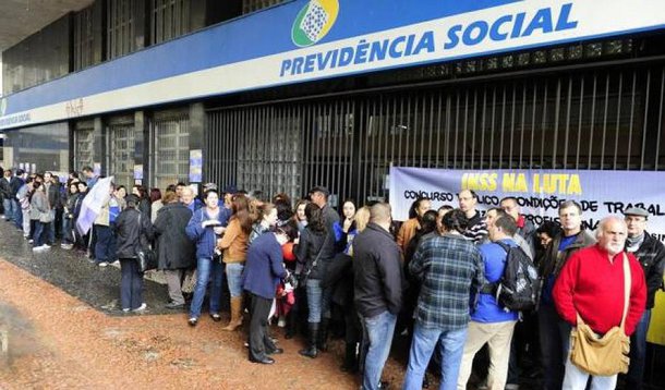 O início da tramitação da reforma da Previdência, inclusive com a possibilidade de mudanças para o funcionalismo público, provocou uma corrida de servidores para pedir aposentadoria nos Estados - que com a crise econômica e fiscal já enfrentam dificuldade para bancar o gasto crescente com os inativos; governos estaduais temem um agravamento da situação nas próximas semanas, uma vez que existe um contingente de servidores aptos a pedir aposentadoria: São Paulo tem 1 milhão de servidores, incluindo ativos, inativos e pensionistas; entre os ativos, cerca de 30 mil já cumpriram as condições de acesso. Esses funcionários recebem hoje abono de permanência, um incentivo para continuar trabalhando mesmo podendo se aposentar