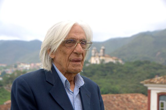 O poeta, ensaísta, crítico de arte, dramaturgo, biógrafo, tradutor e memorialista Ferreira Gullar morreu aos 86 anos; a causa da morte ainda não foi confirmada; o escritor estava internado no Hospital Copa D'Or, na Zona Sul do Rio; eleito em 2014 para a Academia Brasileira de Letras, coleciona uma vasta lista de prêmios; em 2010, foi agraciado com o Prêmio Camões, o mais importante prêmio literário da Comunidade de Países de Língua Portuguesa