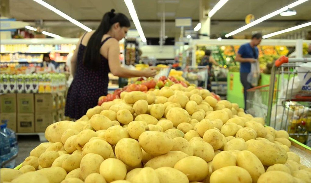 Índice de Preços ao Consumidor Semanal (IPC-S) teve alta de 0,62% na segunda semana de janeiro, de acordo com dados divulgados hoje (16) pelo Instituto Brasileiro de Economia (Ibre) da Fundação Getúlio Vargas (FGV); percentual é 0,12 ponto percentual maior que o registrado na semana anterior; dos oito grupos que compõem o índice, quatro tiveram aumento nos percentuais em comparação com o período anterior; passando de 0,78% para 1,95%, o item educação, leitura e recreação foi um dos que puxou a inflação medida pelo IPC-S para cima