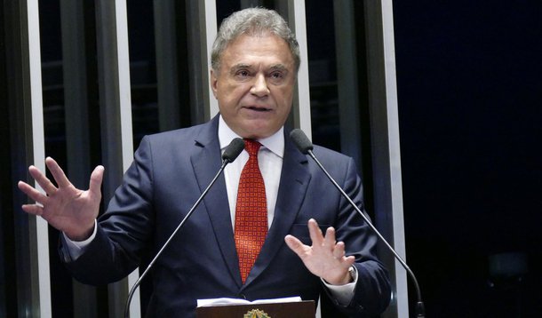 Senador Alvaro Dias (PV-PR) voltou a exigir uma auditoria na dívida do país, que ultrapassou os R$ 4 trilhões; inconformado, ele quer botar um freio nos juros que consomem R$ 1,3 trilhão anual; "Não adianta pensar na contenção de gastos se não alcançarmos a dívida pública, que é o calcanhar de Aquiles, que é a questão crucial para a solução do ajuste fiscal", afirma; leia seu artigo na íntegra