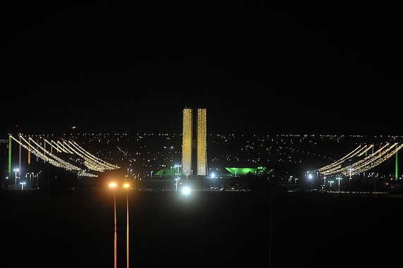 Todas as regiões administrativas de Brasília serão iluminadas para as festas de fim de ano; decoração, por meio de refletores e lâmpadas de LED, também será instalada em pontos turísticos; montagem começa na primeira quinzena de dezembro; investimento este ano será de cerca de R$ 400 mil, enquanto em 2015 foi de apenas de R$ 147 mil