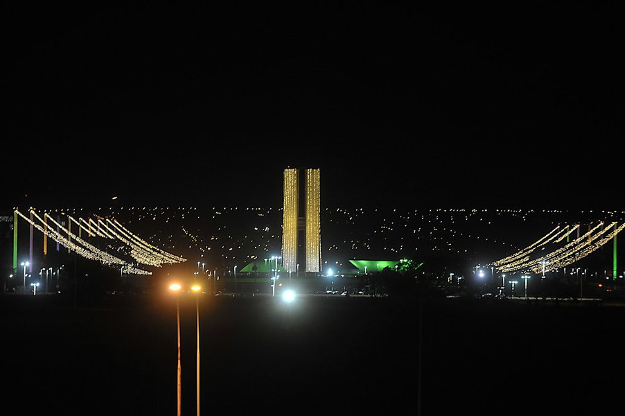 Todas as regiões administrativas de Brasília serão iluminadas para as festas de fim de ano; decoração, por meio de refletores e lâmpadas de LED, também será instalada em pontos turísticos; montagem começa na primeira quinzena de dezembro; investimento este ano será de cerca de R$ 400 mil, enquanto em 2015 foi de apenas de R$ 147 mil