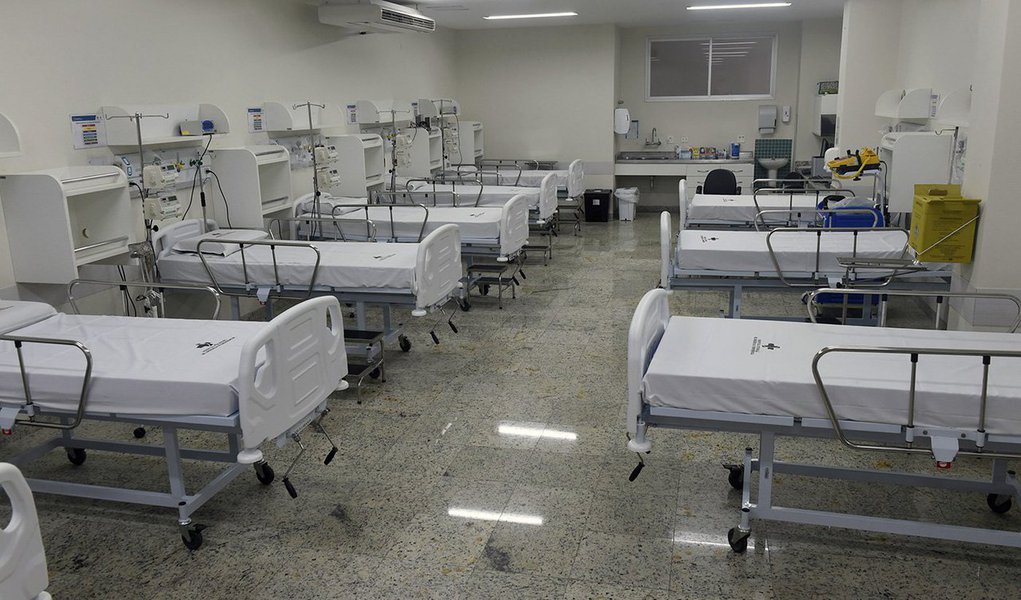 Acabar com a demorada procura por leitos hospitalares pode salvar vidas! E foi pensado nisso que a startup beeIT – Sistemas de Saúde, empresa incubada no Centro de Empreendimentos em Informática da UFRGS, desenvolveu a ferramenta Leithos; o analista de sistemas e CEO, Sandro Pinheiro, o analista de sistemas, Leonel Pinheiro, e o desenvolvedor, Giancarlo Soares, ambos diretores desenvolveram o novo aplicativo para reduzir em até 60% a ociosidade de leitos hospitalares, promovendo uma gestão inteligente e a otimização das vagas; a ferramenta foi concluída um ano e quatro meses