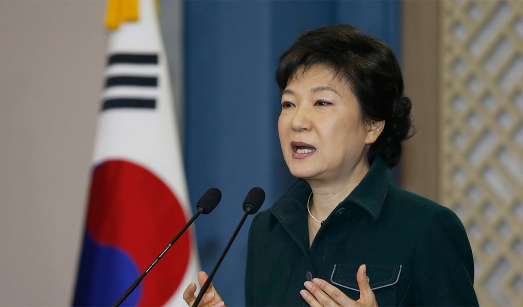 O Partido Popular da Coreia do Sul vai começar a coletar assinaturas para uma moção de impedimento contra a presidente sul-coreana, Park Geun-hye, e a principal legenda da oposição, o Partido Democrático, analisará as condições para o impeachment; Park é acusada de ter sido cúmplice de um escândalo de tráfico de influência que vem abalando seu governo; as ruas da capital, Seul, vêm sendo tomadas por protestos