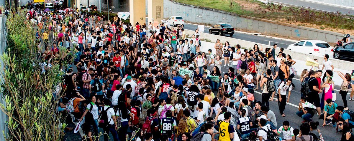  invadam as ruas, protestem e acordem o gigante, pois, como bem afirma Che Guevara, “ser jovem e não ser revolucionário é uma contradição genética”. Jovens, o Brasil pertence a todos vocês! Por isso, continuem lutando por ele!