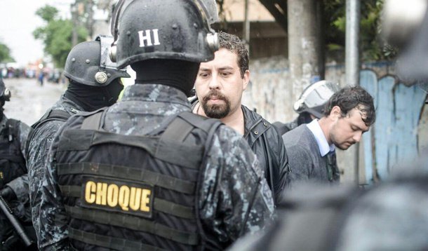 "A prisão por desacato é arbitrária. Viola o Direito Internacional dos Direitos Humanos e a Constituição da República. Manifestamos total solidariedade à luta do MTST e ao filósofo Guilherme Boulos. Trata-se de uma das mais importantes lideranças sociais do Brasil. É de reconhecimento amplo sua atuação em defesa dos direitos humanos de pessoas em situação de extrema vulnerabilidade social", diz a nota oficial; Boulos foi preso nesta manhã durante desocupação de um terreno em São Paulo