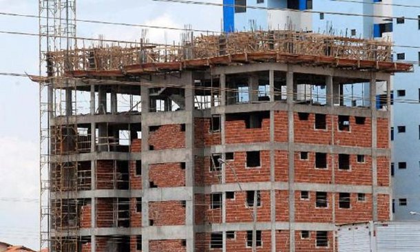 O Índice de Confiança da Construção (ICST) brasileira caiu 0,8 ponto em dezembro, a 71,6 pontos, menor patamar desde julho (70,7 pontos), influenciado por temores sobre o futuro, informou a Fundação Getulio Vargas (FGV) nesta sexta-feira; "A persistência de um nível de atividade ainda fraco e um ambiente com incertezas influenciam as percepções dos empresários, fazendo com que predomine uma visão pessimista quanto à possibilidade de estancamento da crise no curto prazo", afirmou o coordenador da pesquisa, Itaiguara Bezerra, em nota