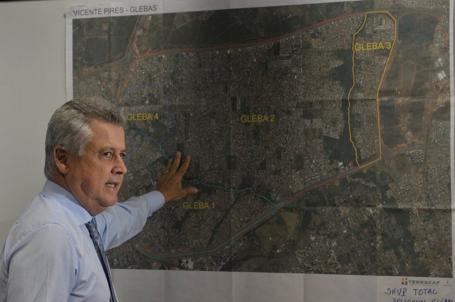 As obras de urbanização em Vicente Pires vão avançar em todo o setor habitacional, agora que 100% da área está licenciada; a Agência de Desenvolvimento do Distrito Federal (Terracap) assinou o licenciamento ambiental, expedido pelo Instituto Brasília Ambiental (Ibram), para as Glebas 2 e 4 da região administrativa; de acordo com o governador Rollemberg, as obras começam em dezembro, com a construção de duas pontes de ligação sobre o Córrego Vicente Pires e quatro sobre o Córrego Samambaia; a expectativa é que, em janeiro, comecem as obras de drenagem pluvial de pavimentação, que beneficiarão diretamente cerca de 80 mil pessoas