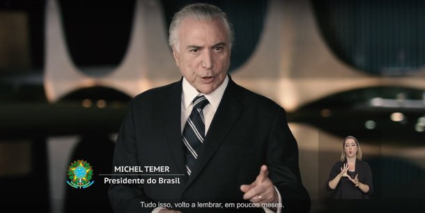 Para o jornalista Fernando Brito, "Temer foi o que sempre é, quando fala: frio, inconvincente, desdenhoso"; ele observa que, em seu pronunciamento neste sábado 24, Temer não pede licença para falar na noite de Natal, não cita que as pessoas estão reunidas em confraternização e não se coloca como parte nesse encontro; "Até mesmo na despedida, Temer não se aproxima das pessoas e do momento em que o ouvem. Diz 'muito obrigado a todos' e um imbecil 'boa noite, Brasil'"