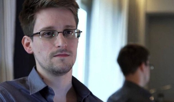 Ex-agente de inteligência dos Estados Unidos Edward Snowden recebeu permissão para permanecer na Rússia por mais três anos e estará apto, no ano que vem, a se candidatar à cidadania russa, disse seu advogado, Anatoly Kucherena; "Efetivamente, ele agora tem fundamentação para receber cidadania no futuro, no curso de um certo período, considerando que sob a lei temos um período de residência em solo russo de não menos do que cinco anos (para estar apto a buscar cidadania)", destacou 