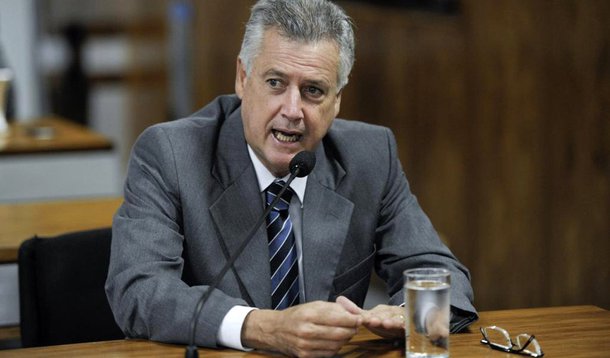 Após reunião com deputados distritais para debater o aumento nas passagens de ônibus e metrô, o governador Rodrigo Rollemberg afirmou que não é possível revogar o reajuste sem que haja alternativas para custear o serviço; "O desafio é assegurar a continuidade dos serviços públicos. O reajuste está mantido por uma absoluta necessidade de manter o sistema funcionando", explicou; as tarifas de linhas circulares internas subiram de R$ 2,25 para R$ 2,50; de ligação curta, de R$ 3 para R$ 3,50; e as de longa distância, integração e metrô, de R$ 4 para R$ 5