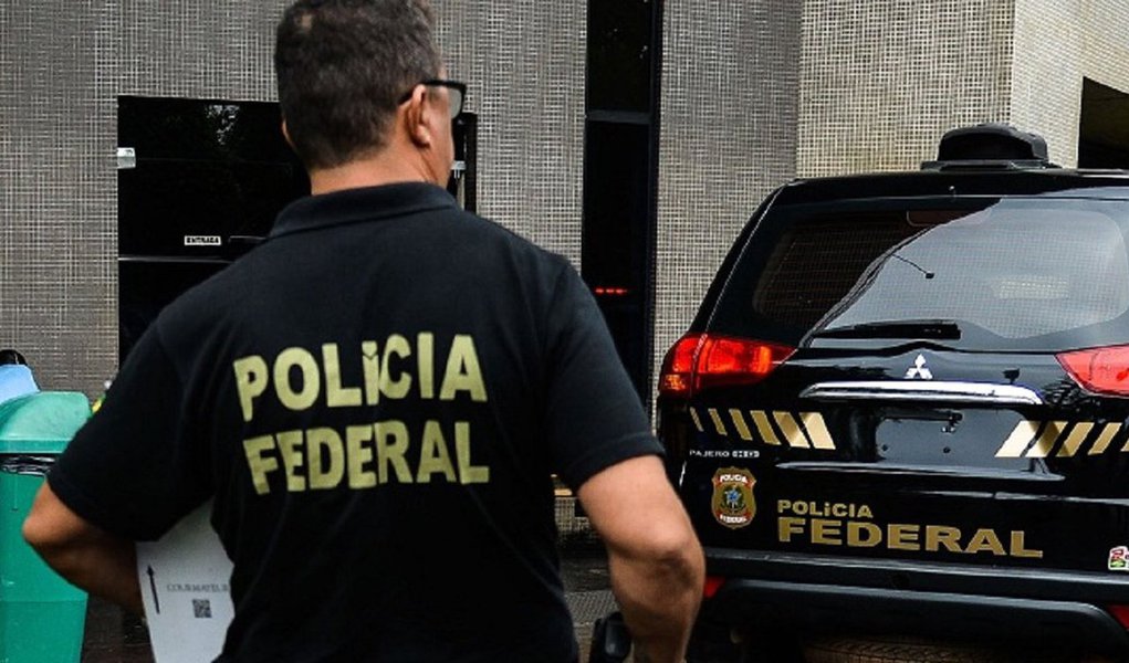 "O que explica o interesse de romper a modorra da semana de Festas e fazer buscas e apreensões em gráficas que serviram à campanha da chapa Dilma-Temer à procura de documentos que, diante de uma investigação que tem quase dois anos e que, sendo em algo seriamente comprometedores, já teriam sumido do mapa?", questiona Fernando Brito, do Tijolaço; para ele, "é nítido que se trata de preparar um alçapão sobre Temer que, ainda é cedo para dizer, será usado ou não"; "E um alçapão que, a esta altura, tem mais chance de levar a caminhos obscuros do que a uma saída eleitoral", complementa