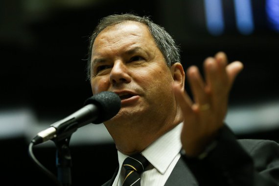 Deputado Alceu Moreira (PMDB-RS) entregou no início da tarde à Comissão de Constituição e Justiça seu parecer pela admissibilidade da PEC que altera as regras da aposentadoria; ele chegou a dizer que entregaria ontem, mas recuou e entregou hoje o texto com modificações; o governo modificou a proposta original para que bombeiros e policiais militares estejam excluídos da reforma da Previdência, assim como os militares das Forças Armadas