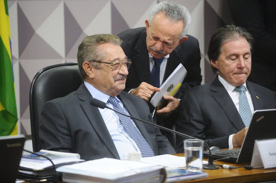 A Comissão de Constituição e Justiça do Senado aprovou hoje (9) a Proposta de Emenda à Constituição que estabelece o limite para os gastos públicos nos próximos 20 anos, PEC 55; o relatório do senador Eunício Oliveira (PMDB-CE) foi aprovado como texto base; a matéria seguirá agora para votação em primeiro turno em 29 de novembro e, em segundo turno, em 13 de dezembro no plenário da Casa