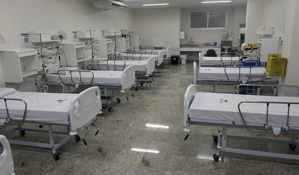 Acabar com a demorada procura por leitos hospitalares pode salvar vidas! E foi pensado nisso que a startup beeIT – Sistemas de Saúde, empresa incubada no Centro de Empreendimentos em Informática da UFRGS, desenvolveu a ferramenta Leithos; o analista de sistemas e CEO, Sandro Pinheiro, o analista de sistemas, Leonel Pinheiro, e o desenvolvedor, Giancarlo Soares, ambos diretores desenvolveram o novo aplicativo para reduzir em até 60% a ociosidade de leitos hospitalares, promovendo uma gestão inteligente e a otimização das vagas; a ferramenta foi concluída um ano e quatro meses