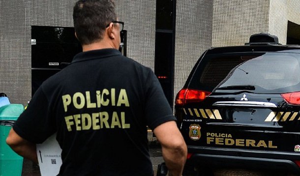 "O que explica o interesse de romper a modorra da semana de Festas e fazer buscas e apreensões em gráficas que serviram à campanha da chapa Dilma-Temer à procura de documentos que, diante de uma investigação que tem quase dois anos e que, sendo em algo seriamente comprometedores, já teriam sumido do mapa?", questiona Fernando Brito, do Tijolaço; para ele, "é nítido que se trata de preparar um alçapão sobre Temer que, ainda é cedo para dizer, será usado ou não"; "E um alçapão que, a esta altura, tem mais chance de levar a caminhos obscuros do que a uma saída eleitoral", complementa