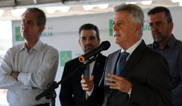 Sem orçamento suficiente para subsidiar o transporte público do DF, o governo mantém o reajuste das passagens de ônibus e de metrô, mas propõe queda no aumento da tarifa de R$ 5, se houver alternativas da Câmara Legislativa para cobrir os gastos; a proposta foi reforçada pelo governador Rodrigo Rollemberg em segunda reunião com distritais; segundo ele, o metrô e as linhas de ônibus de longa distância ou de integração poderiam cair para R$ 4,50 caso os deputados revisassem as regras da gratuidade para alunos de escolas particulares, ou colaborassem com R$ 50 milhões do orçamento da Casa