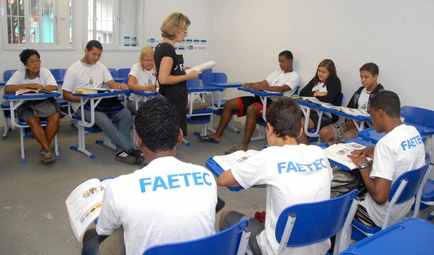 O coordenador-geral do Sindicado dos Profissionais da Educação da Fundação de Apoio à Escola Técnica (Faetec), Marcos Roberto Freitas, afirmou que "a situação está inadmissível. Praticamente vai ser inviável começar as aulas em fevereiro na situação dos salários do jeito que se encontra. Os governos federal e estadual têm de se entender senão não haverá nem ano letivo no ano que vem"; o governo do Rio anunciou que não poderá mais honrar o pagamento das duas primeiras parcelas dos salários de novembro, programadas para os próximos dias 23 e 29 de dezembro, em consequência de um novo bloqueio feito nas contas do Tesouro estadual, pelo não pagamento de dívida com a União; o bloqueio foi de R$ 128 milhões